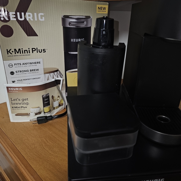 Keurig Matte Black Coffee Brewer W/ K CUP Holder - Picture 3 of 6